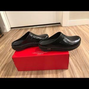 Oofos clogs